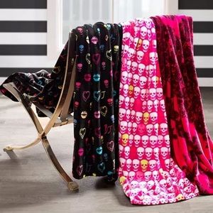 🆕💋BETSEY JOHNSON💋Soft Plush Skull Throw